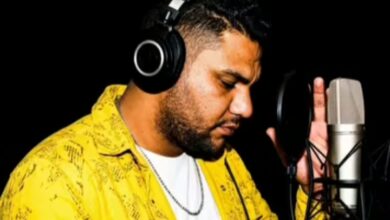 المطرب حسام حسن ينتهي من كتابة أحدث أغانيه المطرب حسام حسن ينتهي من كتابة أحدث أغانيه