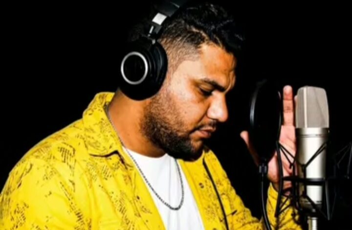 المطرب حسام حسن ينتهي من كتابة أحدث أغانيه المطرب حسام حسن ينتهي من كتابة أحدث أغانيه